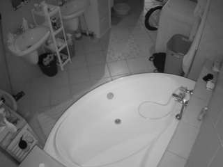 voyeurcam-julmodels-bath-1st-1