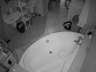 voyeurcam-julmodels-bath-1st-1