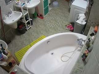 voyeurcam-julmodels-bath-1st-1