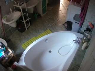 voyeurcam-julmodels-bath-1st-1