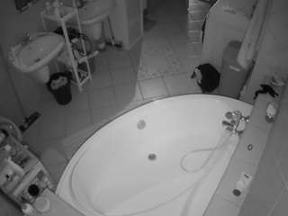 voyeurcam-julmodels-bath-1st-1