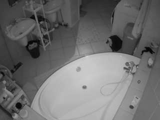 voyeurcam-julmodels-bath-1st-1