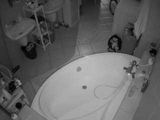 voyeurcam-julmodels-bath-1st-1