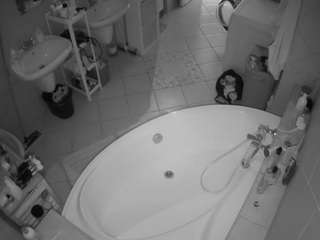 voyeurcam-julmodels-bath-1st-1