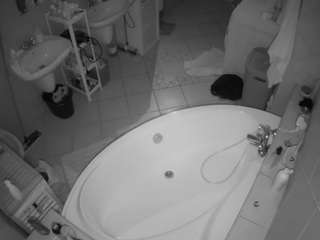 voyeurcam-julmodels-bath-1st-1