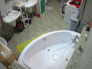 voyeurcam-julmodels-bath-1st-1