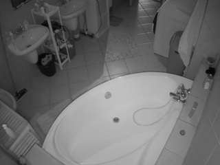 voyeurcam-julmodels-bath-1st-1