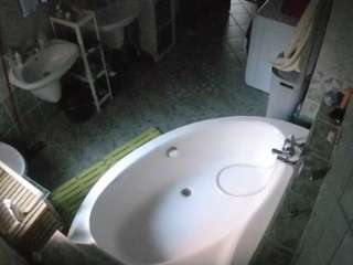 voyeurcam-julmodels-bath-1st-1