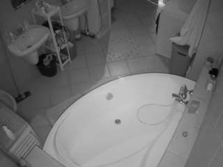 voyeurcam-julmodels-bath-1st-1