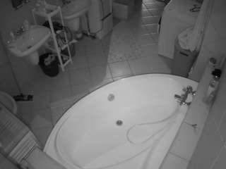 voyeurcam-julmodels-bath-1st-1