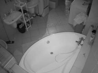 voyeurcam-julmodels-bath-1st-1