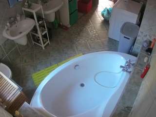 voyeurcam-julmodels-bath-1st-1
