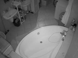 voyeurcam-julmodels-bath-1st-1