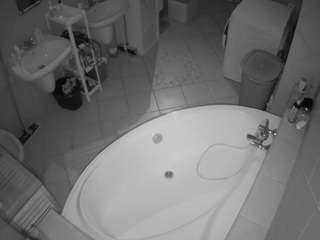 voyeurcam-julmodels-bath-1st-1