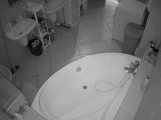 voyeurcam-julmodels-bath-1st-1