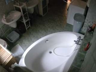voyeurcam-julmodels-bath-1st-1