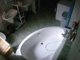 voyeurcam-julmodels-bath-1st-1