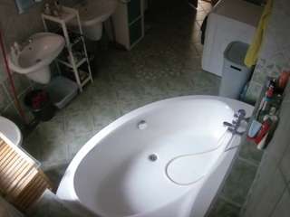 voyeurcam-julmodels-bath-1st-1