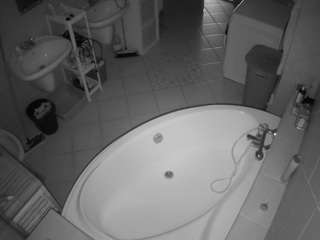 voyeurcam-julmodels-bath-1st-1