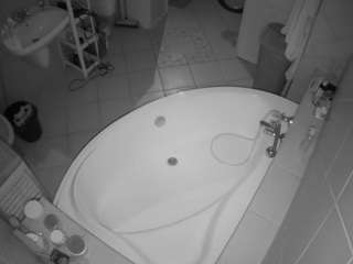 voyeurcam-julmodels-bath-1st-1