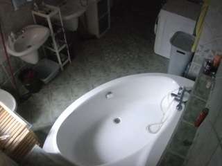 voyeurcam-julmodels-bath-1st-1