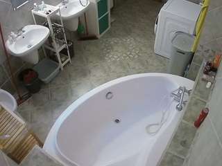 voyeurcam-julmodels-bath-1st-1