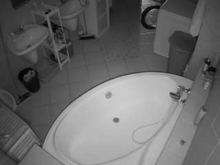 voyeurcam-julmodels-bath-1st-1