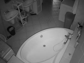 voyeurcam-julmodels-bath-1st-1