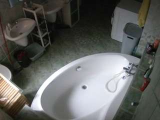 voyeurcam-julmodels-bath-1st-1