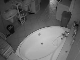 voyeurcam-julmodels-bath-1st-1
