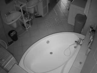 voyeurcam-julmodels-bath-1st-1