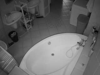 voyeurcam-julmodels-bath-1st-1