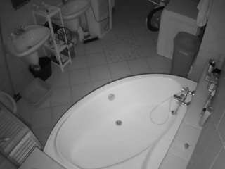 voyeurcam-julmodels-bath-1st-1