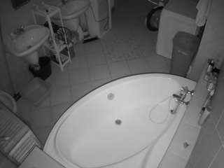 voyeurcam-julmodels-bath-1st-1
