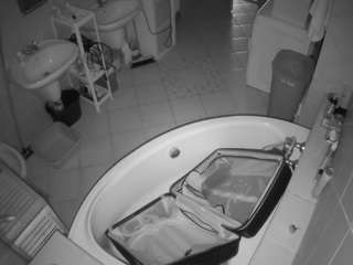 voyeurcam-julmodels-bath-1st-1