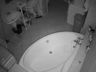 voyeurcam-julmodels-bath-1st-1