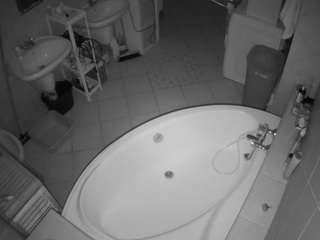 voyeurcam-julmodels-bath-1st-1