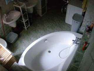 voyeurcam-julmodels-bath-1st-1