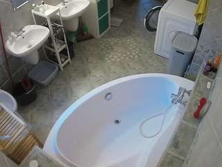 voyeurcam-julmodels-bath-1st-1