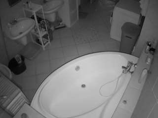 voyeurcam-julmodels-bath-1st-1