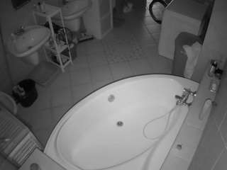 voyeurcam-julmodels-bath-1st-1
