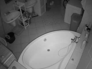 voyeurcam-julmodels-bath-1st-1
