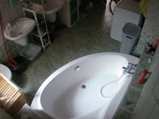 voyeurcam-julmodels-bath-1st-1