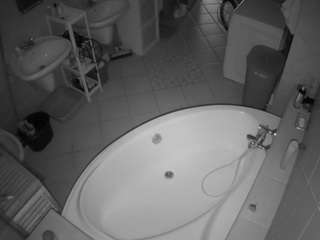voyeurcam-julmodels-bath-1st-1