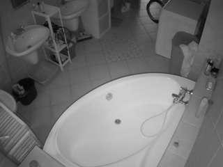 voyeurcam-julmodels-bath-1st-1