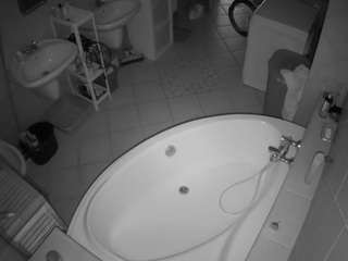 voyeurcam-julmodels-bath-1st-1