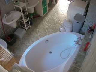 voyeurcam-julmodels-bath-1st-1