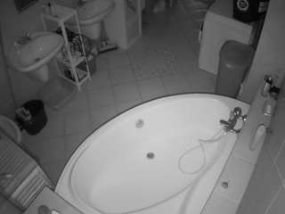 voyeurcam-julmodels-bath-1st-1