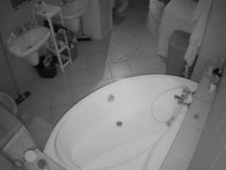 voyeurcam-julmodels-bath-1st-1