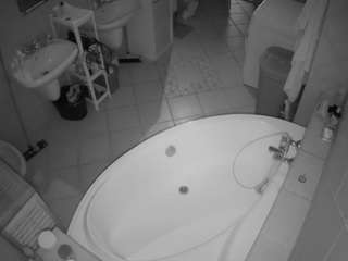 voyeurcam-julmodels-bath-1st-1